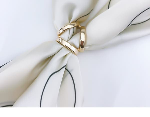 2 stk. Damemote Tre ringer Skjerf Ring Skjerf Spenne Silke
