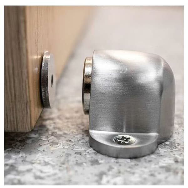 Magnetisk dörrstopp i borstad metall, golvmonterad