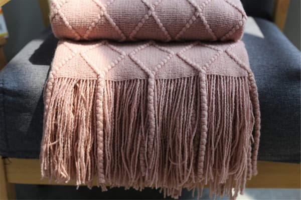 Mykt strikket ullteppe med dusker, koseteppe, sofateppe, sovepledd, rosa 150 x 200 cm pink