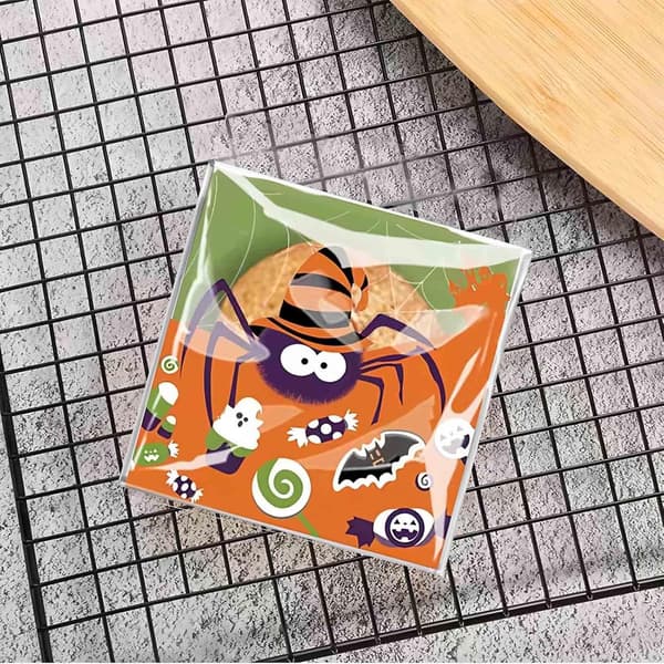 Halloween Godispåsar, 300-pack Självförslutande Polypropylen Godispåsar, 4 Designer för Barns Halloweenfester, 10 x 10 x 3 cm