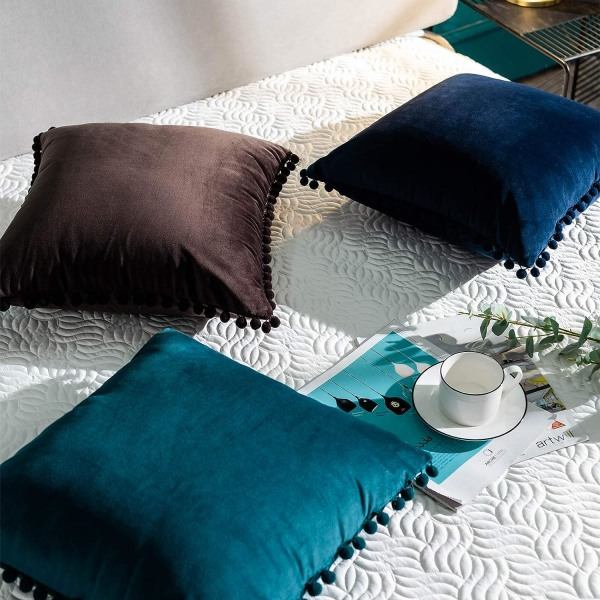 IC Dekorativa Pom Poms Sammet Kuddfodral för Soffan, 2-pack Lyxigt Mjukt Örngott, 18x18 tum, Kaffe
