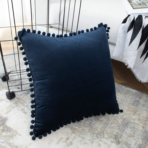 IC Dekorativa sammetskuddfodral med söta pom poms, 2-pack mjuka kuddfodral för soffa, 18x18 tum, mörkblå