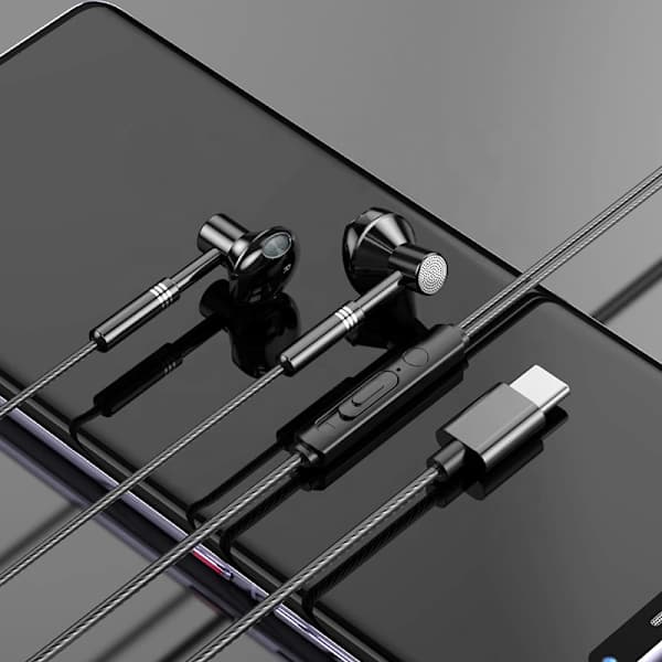USB-C In-Ear Headphones with Wired DAC Black black