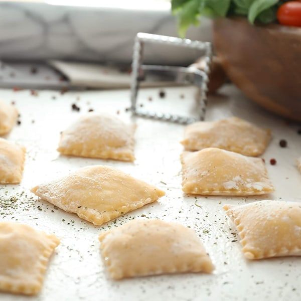 IC Ravioli-leimaus- ja leikkaustyökalu, muoto puukahvalla ja uurretulla reunalla, pastapressin keittiötarvikkeet