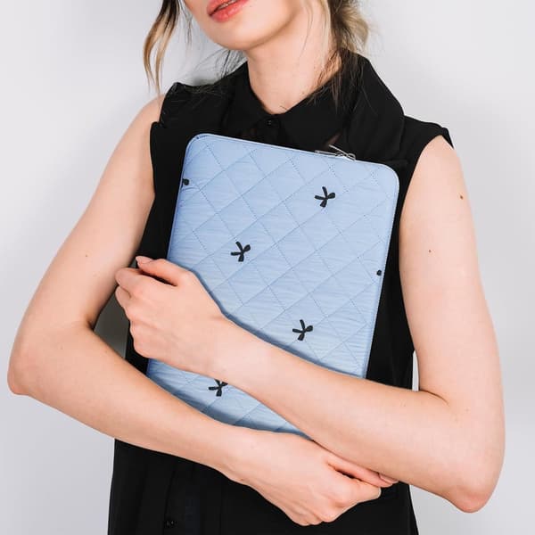 13-tums laptopfodral, slitstark polyester, mjukt foder och dragkedja, broderad rosettdesign för skola, arbete och resor, ljusblå