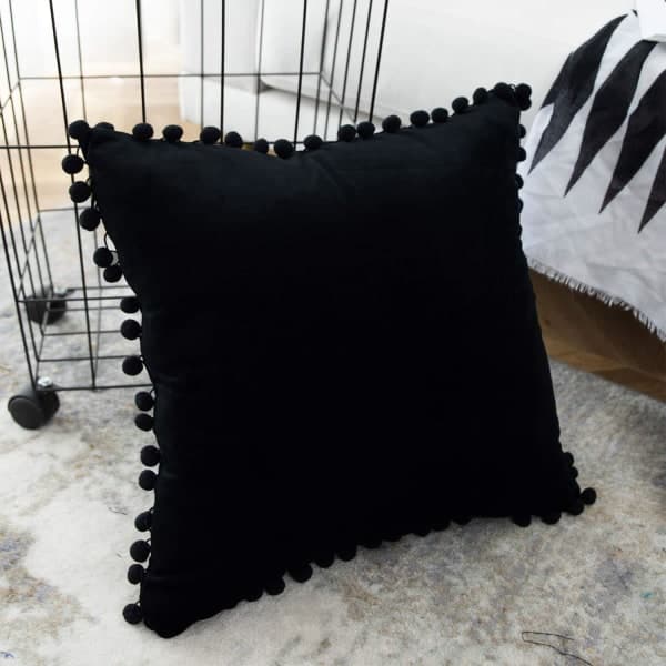IC Dekorative Sammet Pudebetræk med Bløde Pom Poms, Pakke med 2 Betræk til Sofa, 18x18 tommer, Sort