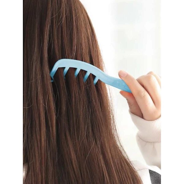 Create a relaxed zig-zag parting with this unique comb! Blue