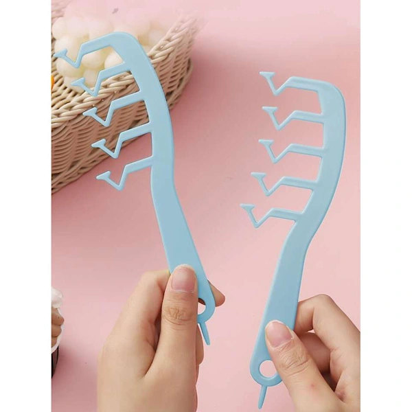 Create a relaxed zig-zag parting with this unique comb! Blue