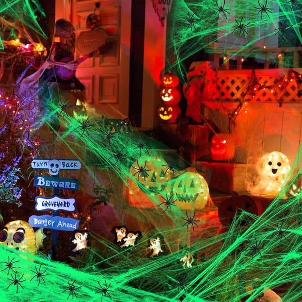 Selvlysende edderkoppespind til Halloween-dekoration 300g, strækbart edderkoppespind med 60 sorte edderkopper til indendørs og udendørs brug i hjemmet, haven og til fester