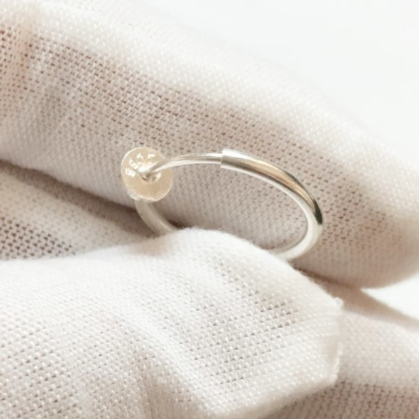 IC Clip-on-örhängen 1 par, fastklämda på en titanpläterad ring med 20 mm diameter
