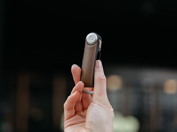 Orbitkey Hybrid Læder Nøgleorganizer, Kompakt Nøgleholder til op til 7 Nøgler med D-ring, Ridsefri EDC Nøglering, Acorn