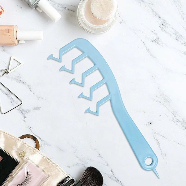 Create a relaxed zig-zag parting with this unique comb! Blue