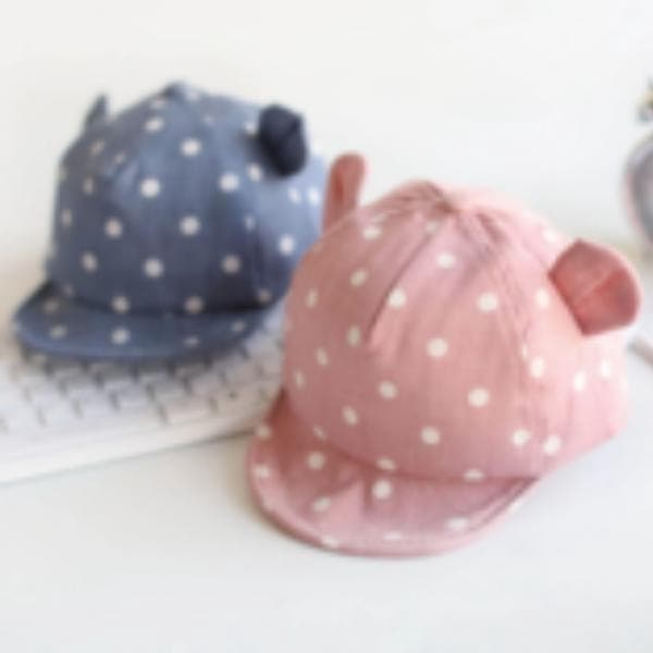 Babylue med ører og hvite prikker - støvete rosa