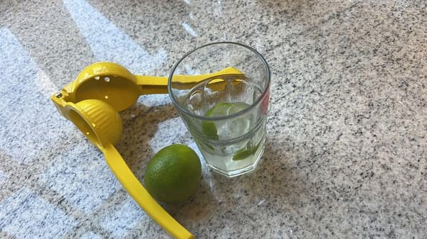 Premium manuell citronpress, gul - BPA-fri, diskmaskinssäker, för citron och lime