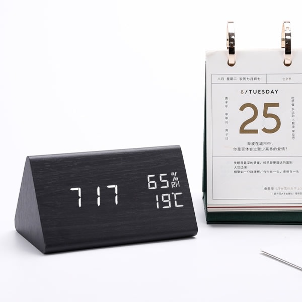 IC Triangulär träklocka, digital display temperatur och luftfuktighet