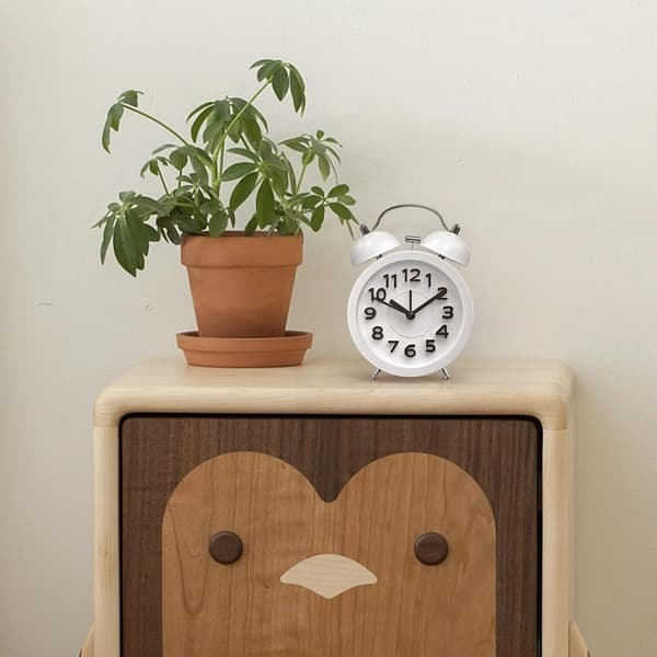 Högljudd väckarklocka för tunga sovare, analog väckarklocka, liten väckarklocka, retrodesign för barn, batteridriven, 3 tum, vit white