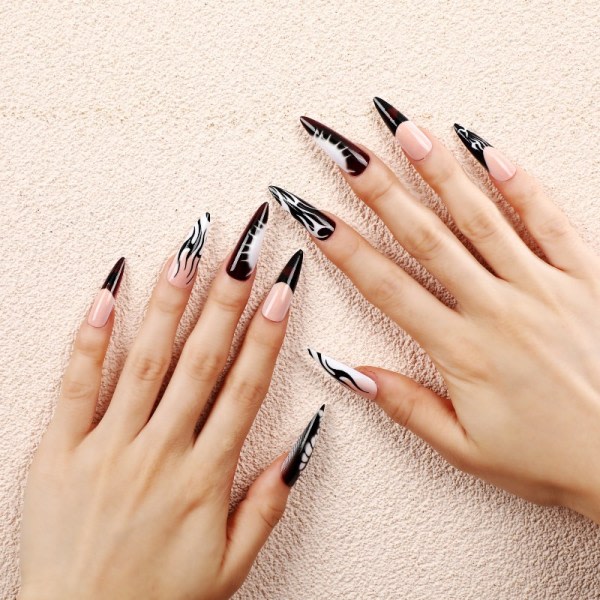 24 heta Goth-tjejer som bär press på naglar falska naglar