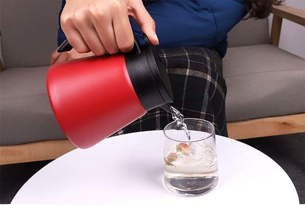 Isoleret kaffekande, 680 ML, 304 rustfrit stål, dobbeltvægget vakuumsisolering, holder varmt i 6 timer, hjem og kontor, sort