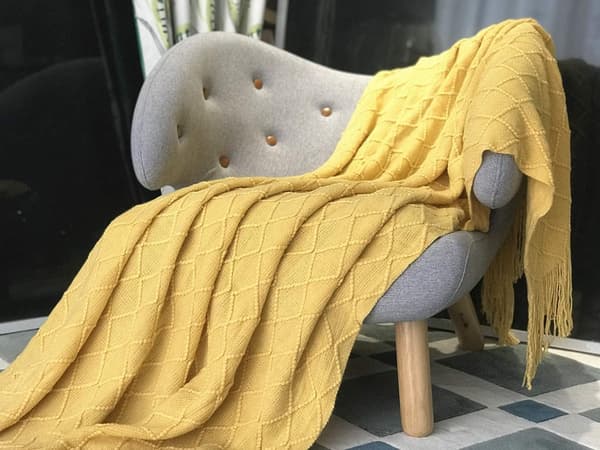 Mykt strikket ullteppe med dusker, koseteppe, sofateppe, sovepledd, gul 150 x 200 cm yellow