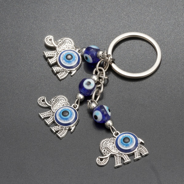 En nyckelring med tre elefanter med blå ögon, hängande vägg med onda ögat, nyckel c IC