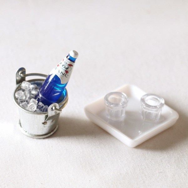 Mikro Miniatyyrihuonekalut Pieni Pienimuotoinen Leikkikokonaisuus Nuken Talo DIY Decora Mini Rautaämpäri Jääkuutio Viinipullo Tyyppi B