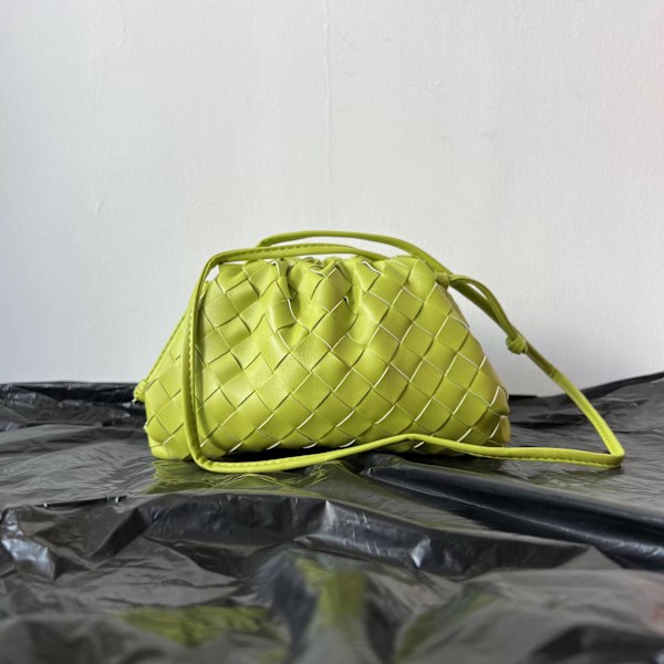 Molnryggsäck 2024 ny stil väska damer ko läder skrynkligt dumpling väska damer handväska axelväska MJ51 Racing Green 22*9*14cm