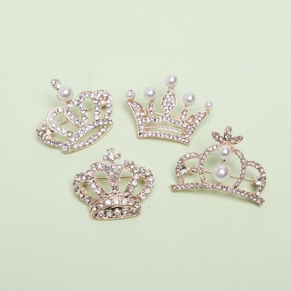 IC 4 Rhinestone Tiny Crown Broscher - Tillbehörsnålar