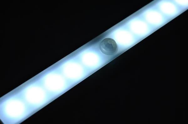 Batteridriven LED-lampa med rörelsesensor silver