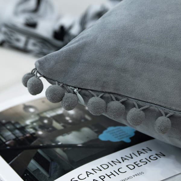 IC Dekorative Pudebetræk i Fløjl med Søde Pom Poms, Pakke med 2 Bløde Pudebetræk til Sofa, 18x18 tommer, Lysegrå