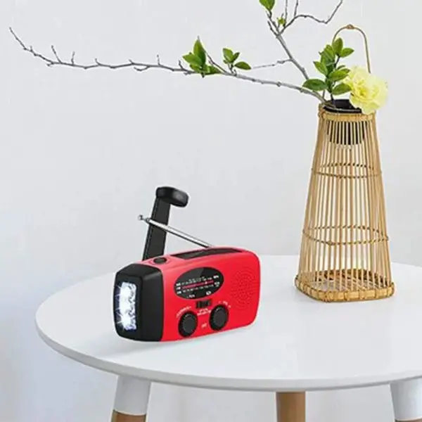 Hätäradio/kampiradio aurinkokennoilla, taskulampulla ja virtapankilla