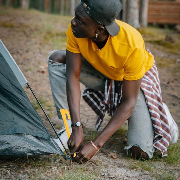 24 st plasttältpinnar med fästkrokar för campingstrandmattor och vindtäta skydd, gul