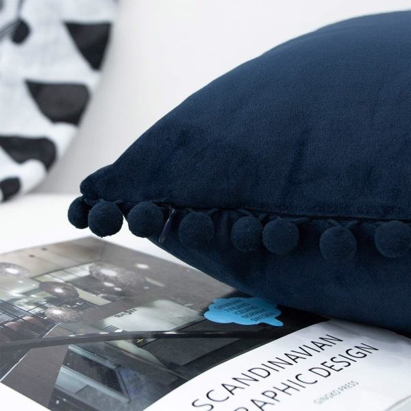 IC Dekorativa sammetskuddfodral med söta pom poms, 2-pack mjuka kuddfodral för soffa, 18x18 tum, mörkblå