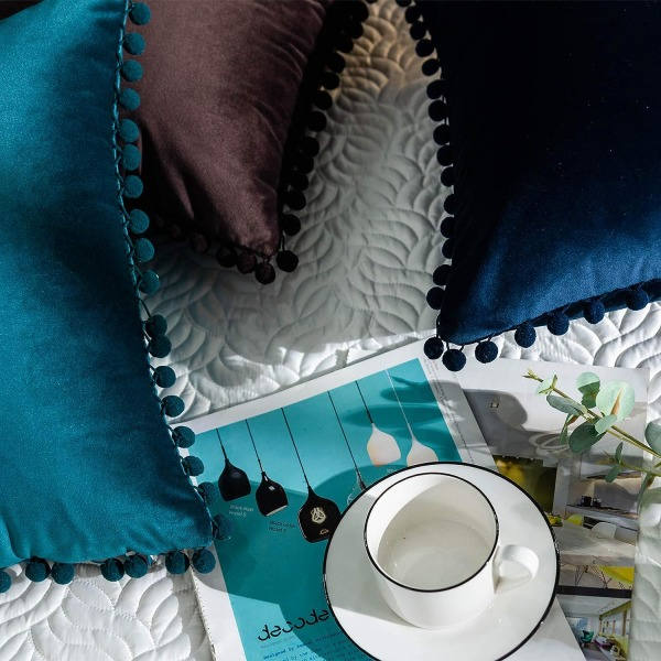 IC Dekorativa Pom Poms Sammet Kuddfodral för Soffan, 2-pack Lyxigt Mjukt Örngott, 18x18 tum, Kaffe