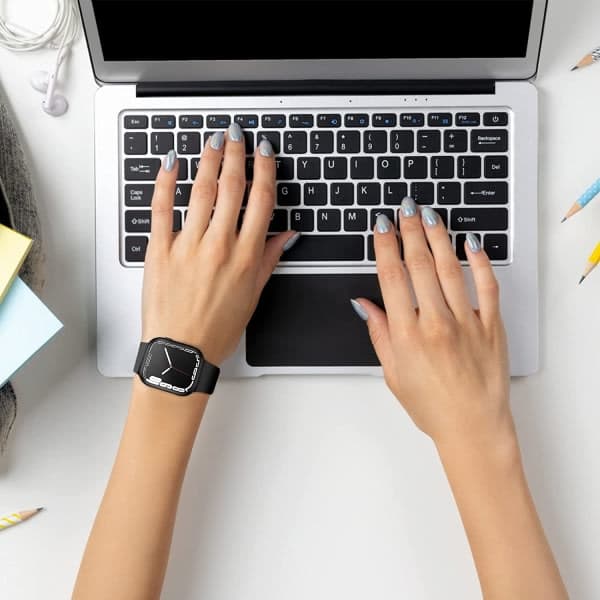 IC-kuori näytönsuojalla Apple Watch 7 / 8 (45 mm) musta