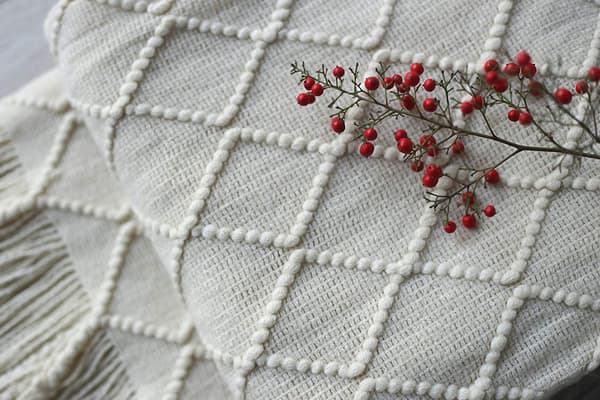 Mykt strikket ullteppe med dusker, koseteppe, sofateppe, sovepledd, beige 150 x 200 cm beige