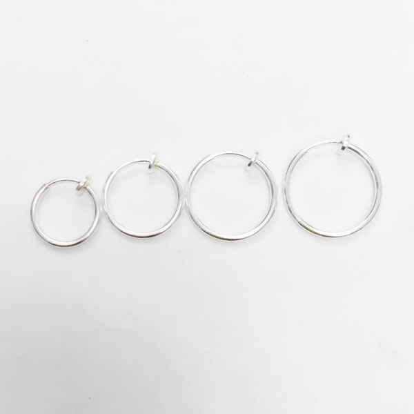 IC Clip-on-örhängen 1 par, fastklämda på en titanpläterad ring med 20 mm diameter
