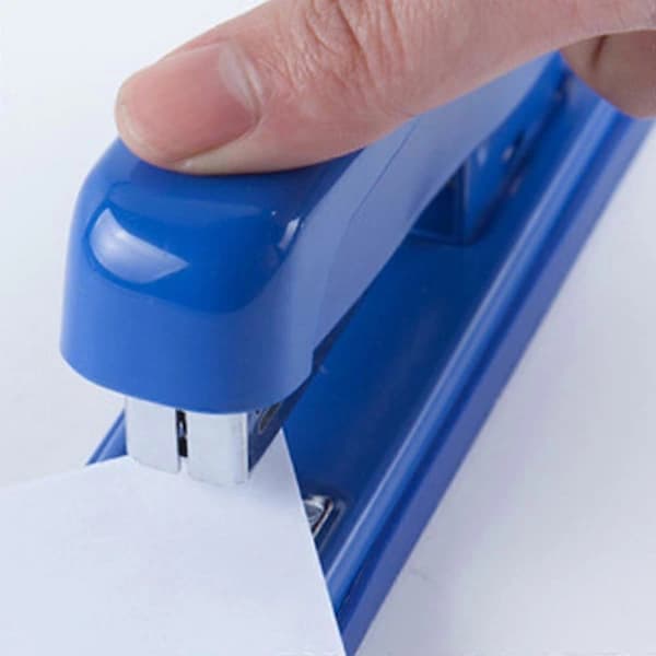 Ergonomisk skrivebordshæftemaskine, 20 ark, sort