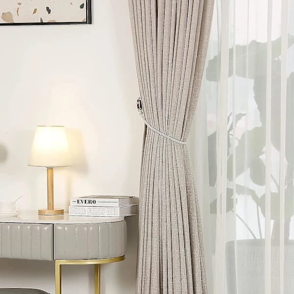 Et par gardinholdere i landlig stil