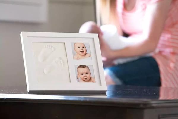 Babyfotoram i presentförpackning – gipsavgjutning lertryck för fot/hand, babyshowerpresent