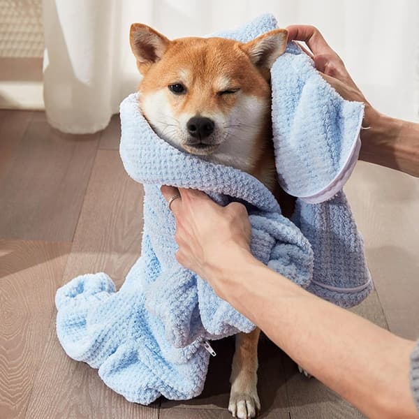 Hundebadekåbe, hurtigtørrende ultra-absorberende koralfleece kåbe til hunde efter bade og regnfulde gåture, blå, størrelse L