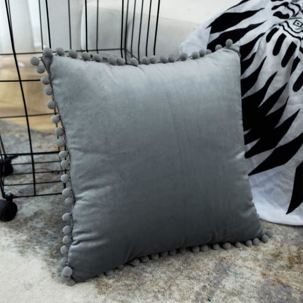 IC Dekorative Pudebetræk i Fløjl med Søde Pom Poms, Pakke med 2 Bløde Pudebetræk til Sofa, 18x18 tommer, Lysegrå
