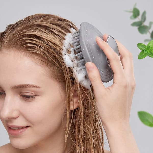 Bladformet hovedbundsrensende shampoo-kam, mørkegrå