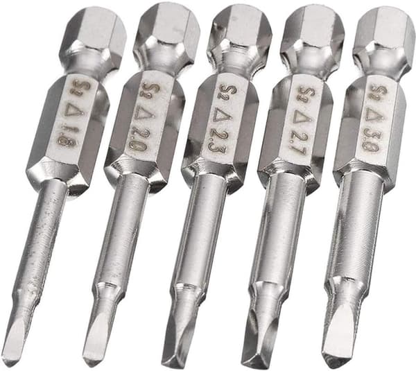 5-delad uppsättning triangulära skruvmejselbits, storlekar 1,8/2/2,3/2,7/3 mm, magnetiska; 1/4-tums sexkantskaft triangulära borr S2 50.