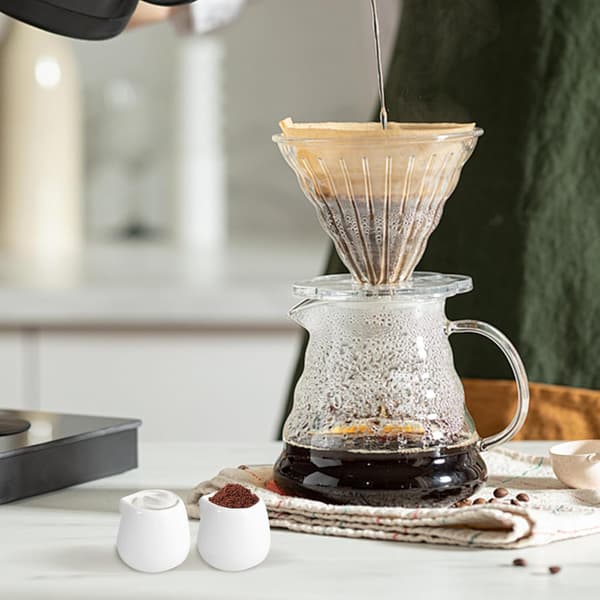 Et sæt med 6 mini 50 ml keramiske mælkekander, hvide, velegnede til mælk, kaffe, saucer og sovs