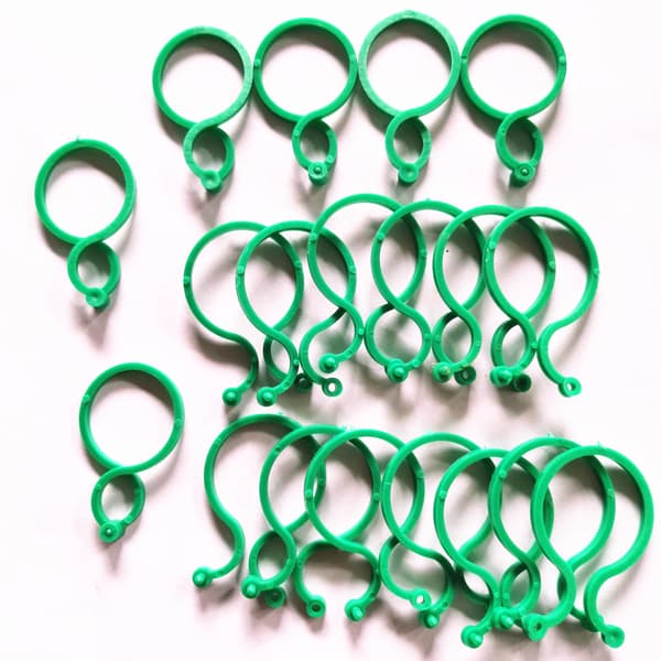 100-pack trädgårdsklämmor – återanvändbara plastringar för klätterväxter (4 x 2,7 cm)
