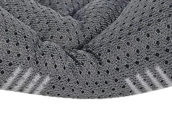 Åndbar nakkestøtte i svamp med elastisk støtte til halshvirvel