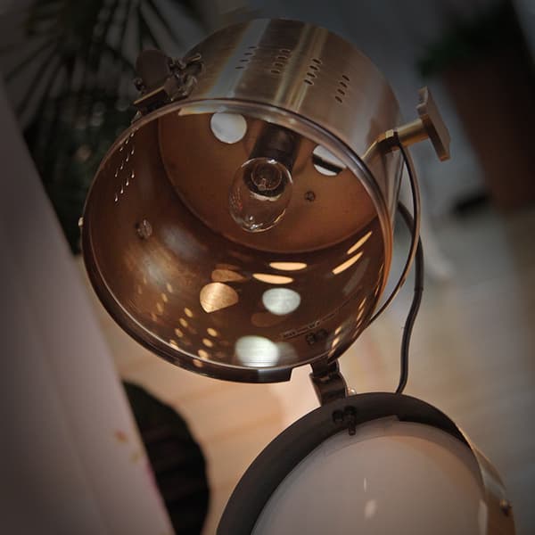Retro tripod bordlampe / nattbordslampe / spotlight / antikk messing spotlight / trebunn