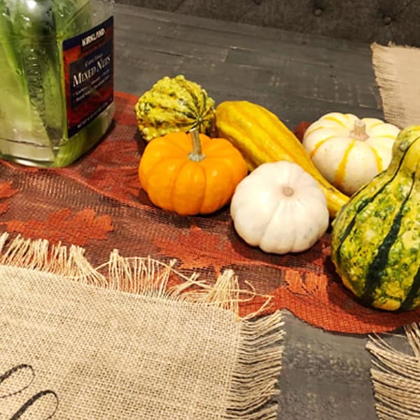 Høstbordløper Thanksgiving-dekorasjoner med lønneblader, høstblondebordløpere