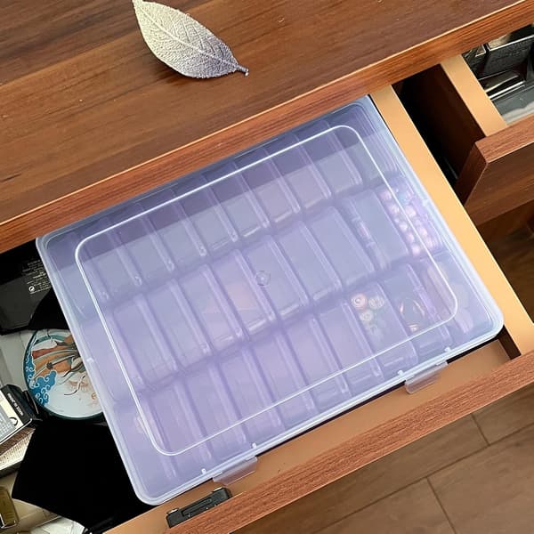 31 plastikkasser: 1 gennemsigtig kasse og 30 violette