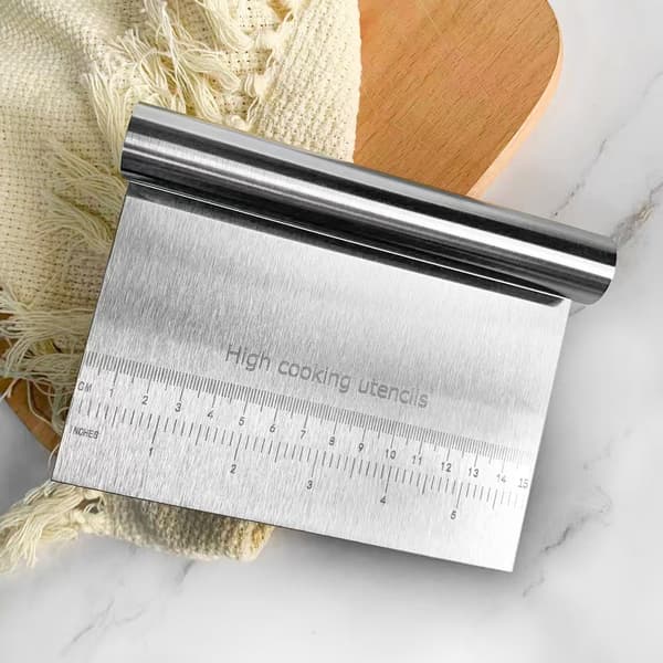1 kjøkkenredskap, deigkutter i rustfritt stål med gradering, ideell for mel og bakverk